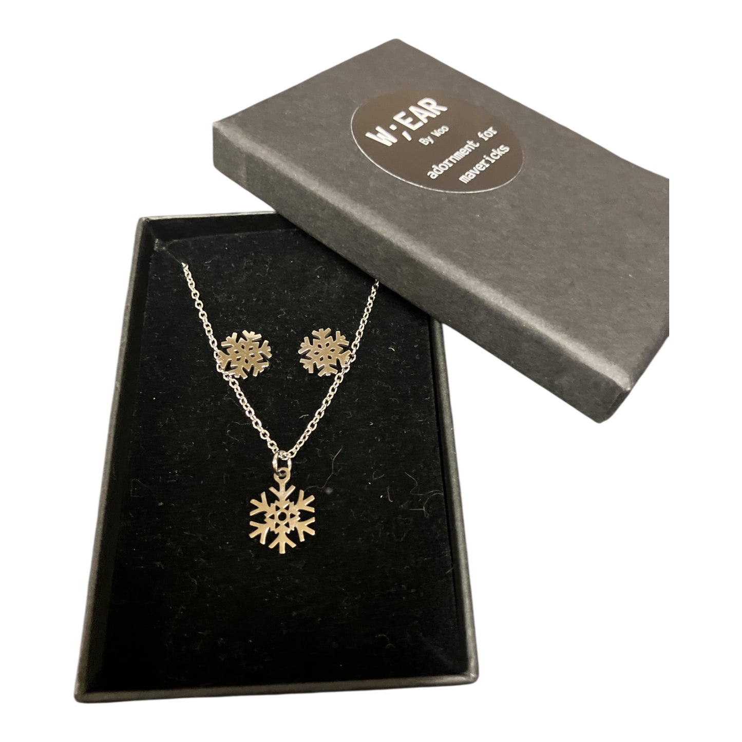 Snowflake necklace & studs set